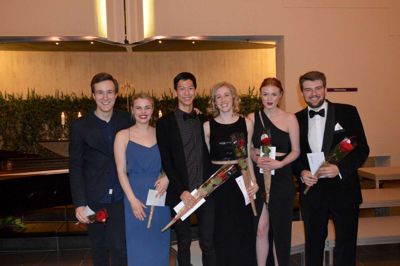 De seks finalister og vindere i dette års Unge Sangere. Fra venstre ses Jonathan Keiding (4. plads, klassisk), Amalie Nygaard (4. plads, musical) , Oliver Poulin (3. plads, klassisk), Matilde Zeuner (2. plads, musical), Johanne Milland (1. plads, musical), Daniel Tobijanski (1. plads, klassisk).