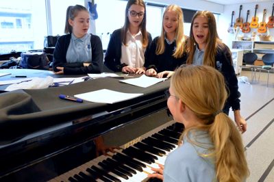 Eleverne på 7. og 8. year på International School of Ikast Brande skulle i grupper skrive deres egne sange. ?foto: Sofie Helene Grue