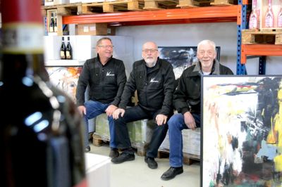 Kurt Larsen, Jakob Lauridsen og Lars Mortensen glæder sig til at udfordre sanserne når de inviterer til Kunst og Vin på Højris Alle i Ikast ?foto laila kempel