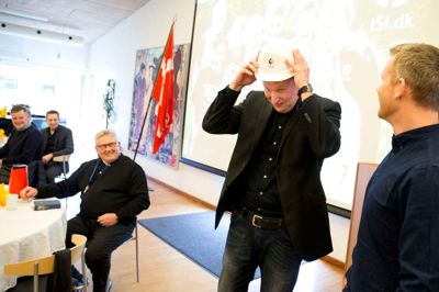 Forstander Torben Østergaard holdt sammen med rejsegildet af den nye tilbygning også en reception i anledningen af sin 40-årsfødselsdag. Han fik en hjelm af KPC, som efter ordre fra byggeleder Christian Kemph skal bruges på byggepladsen. ?foto: Tom Laursen