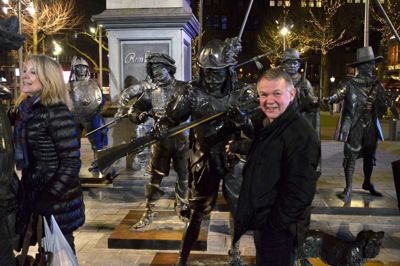 Frank Heidemann - her fotograferet ved en Rembrandt-skulptur i Amsterdam - er meget interesseret i ideerne bag den alternative hjemmepleje. ?Foto: Steen Hebsgaard