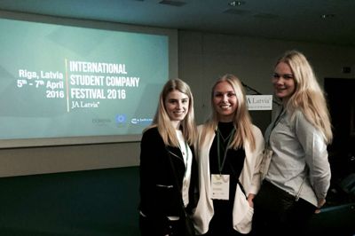 De tre piger Frederikke, Laura og Kathrine er på vej hjem fra Riga med en 1. plads i bagage ?foto privat