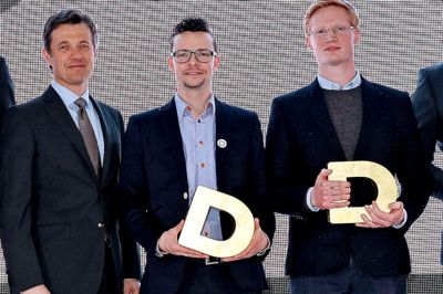 De to Ikastopfindere Stephan Olesen og Kristian Harly Hansen fik overrakt prisen af selveste Kronprins Frederik?foto Danish Design Award