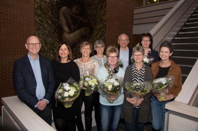 Den 30. marts 2016 blev syv jubilarer fejret i Ikast-Brande Kommune.
Borgmester Carsten Kissmeyer og kommunaldirektør Henning Hansen ønskede tillykke og ses her sammen med jubilaredne: Kirsten Nyggard Kristensen 25 års jubilæum, Jette Solveig Jahn 25 års jubilæum, Nana Mørkegaard Gertsen Leer 25 års. jubilæum, Jette Espelund Nielsen 25 års jubilæum, Birgitte Stenholt Tolstrup 25 års jubilæum, Lisbeth Bøge Jensen 25 års jubilæum og Gitte Kjems Andersen 25 års jubilæum. ?foto privat