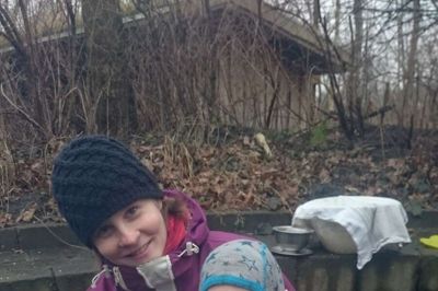 En beskidt Birk nyder pandebrød på skødet af mor ?foto privat