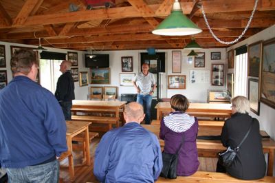 I 2015 havde Søby Brunkulsmuseum 15.249 officielle gæster, hvoraf omkring 60 procent får en rundvisning med blandt andre formand Jan Svendsen.? Foto: Kurt Nørgaard
