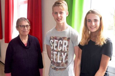 Fra venstre Anna Walbom og to af eleverne, Mikael Juhl og Hannah Debel. ?Foto: Ole Jeppesen