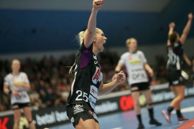 Trine Østergaard og holdkammeraterne kan juble over endnu en DM-finale. Viborg blev blæst ud af banen i den anden DM-semifinale. Foto: Flemming Hansen