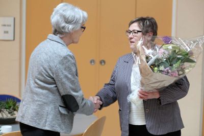 Det er Margit Lysgaard (t.h.) der overrækker blomster til Inge Kristensen