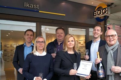Champagne fra morgenstunden - hele holder fra venstre Nicolai Møller - Helle Møller - Allan Poulsen - Heidi Thoustrup - Simon Møller - Kurt Møller. ?Foto: Jens Arne Poulsen