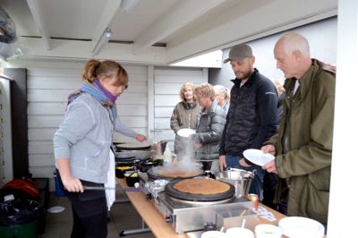 Der skal mere end vind og regn til at skræmme en god pandekagebager ?foto laila Kempel