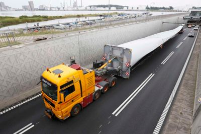 Siemens Wind Power har produktion i blandt andet Brande, Engesvang og Aalborg. Umiddelbart er det særlige forhold omkring produktionen af vinger i Aalborg, som gør, at arbejdsskaderne først og fremmest er sket her. Siemens erkender i dag, at forholdene i Aalborg ikke har været gode nok. ?Foto: Siemens