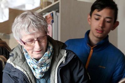 Hanne Christensen viste eksempler på, hvordan tøjmoden så ud i hendes barn- og ungdom, da først hendes bedsteforældre og siden hendes forældre drev tøjforretning - eller manufakturforretning, som det hed dengang - i den bygning, der nu er pizzeria.