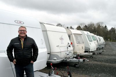 Preben Hedegaard, der er indehaver af Ikast Camping og Fritid har alt indenfor campingvogne, telte og tilbehør til ampingfolket. I morgen holder han både jubilæum og fødselsdag. ?Foto: Flemming Thulstrup