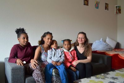 Familien genforenet i en lejlighed på Stadion Allé i Ikast. Det er Suzi på 15 år, Hiwet, Metkel på fem år, Afomya på ni år og Mette Fenger fra Røde Kors. ?Foto: Flemming Thulstrup