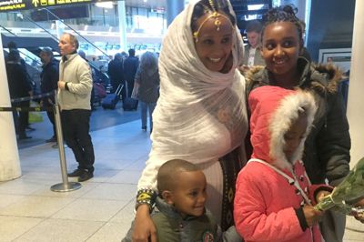 Et uforglemmeligt øjeblik i Københavns Lufthavn, da Hiwet bliver genforenet med sine børn, og kort efter kører familien mod Ikast. ?Privatfoto