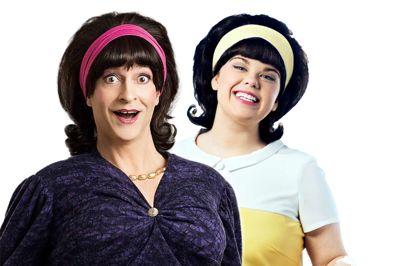 Martin Brygmann (i midten) samt den anden "kvindelige" hovedrolle i Hairspray-musicalen, den unge musical-komét Nanna Rossen (til højre for Brygmann), besøger Kølvrå og Herning mandag 9. maj