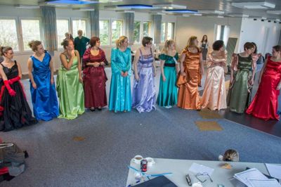 Fra venstre ses: Stinna Bøgelund, Kristina Linnebjerg, Sarah Sandgaard, Tina Elkjær, Debbie Justesen, Dorte Sejer Sørensen, Lærke Grue Insa Sommer, Kristine Maja Påske, Kristina Nielsen, Annelise Mikkelsen og Judith Hedager i de flotte kjoler med tornurer. Fotograf: Martin S. Berthelsen.