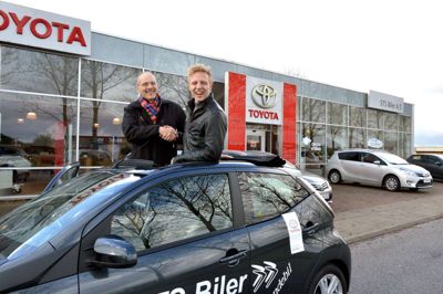 Benny Johansen, STS Biler Ikast, ønsker Pelle Emil Hebsgaard held og lykke med de næste måneders kørsel rundt i Danmark. ?Privat-foto