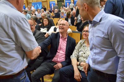 Så ønskes der til lykke.