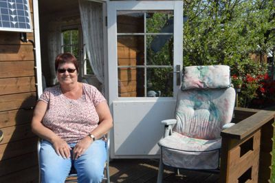 Ved siden af parcelhuset har Hans og Inger Nykjær Sørensen opført dette have- og gæstehus, som de selv tager i brug ved sommertide og mindes mange gode stunder i kolonihaven. ?Foto: Flemming Thulstrup