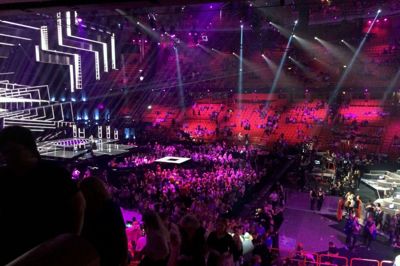Der var dækket op til popfest med masser af musik og lyseffekter i Stockholms Globen.? foto: Stine Tollund
