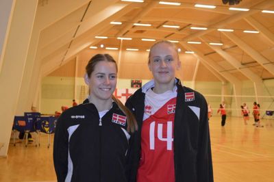 Helena Elbæk (t.h.) her sammen med volley-veninden Julie Jensen. ?Foto: Flemming Thulstrup