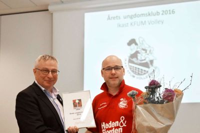 Jørgen Bentzen fra volleyballforbundet overrækker prisen til Erik Kreuzfeldt. ?Privat-foto