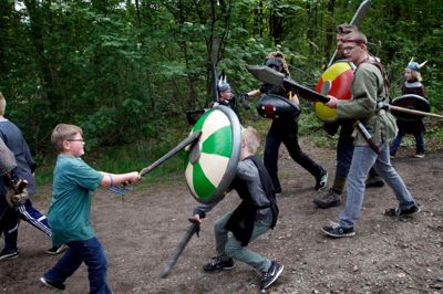 Skumgummisværd, og skumgummiskjolde blev brugt i den dramatiske kamp om herredømmet over skoven ?foto: Flemming Hansen
