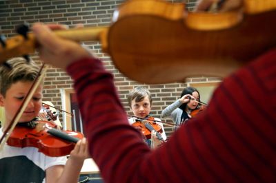 De første forsigtige stryg med et helt nyt instrument. Musikskolen og kommunens folkeskoler er i stor udstrækning begyndt med at samarbejde i musikundervisningen i fjerde årgang. ?Foto: Flemming Hansen