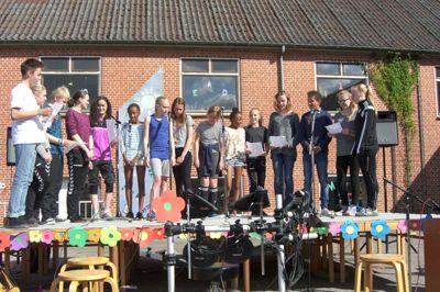 De musikalske børn på Klovborg Friskole byder velkommen med sang