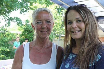 Bruger af Oasen, Birgit Andersen, og Tina Kjær, der er ansat.