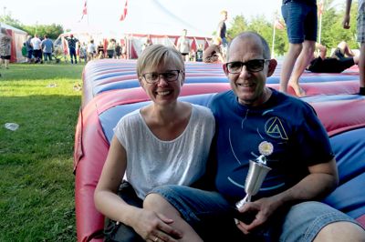 Berrit og Flemming Lauridsen blev årets borgere i Ilskov ved byfesten, der åbnede fredag. Her måtte Ilskovs Venner melde udsolgt af de tre helstegte pattegrise.?foto: jesper wind