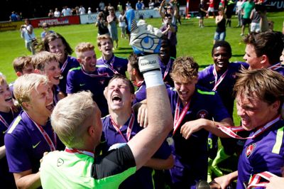FCM's stærke U19-hold har forlængst sikret sig Danmarksmesterskabet i fodbold og fik efter den sidste kamp mod Silkeborg overrakt DM-pokalen og fik guldmedaljer om halsen.
Foto: Flemming Hansen