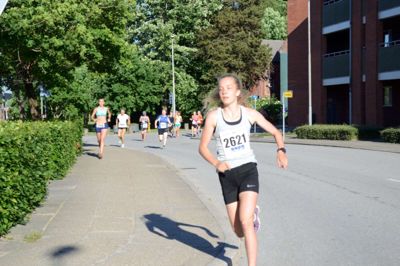 17-årige Elisabeth Lindrup var fra start til slut i front ved årets Kvindeløb. Hun ænsede ikke om hun overhalede nogen på sin vej. Det var baghjulet på cyklerne i front, der trak hende afsted, fortalte hun ?foto laila kempel