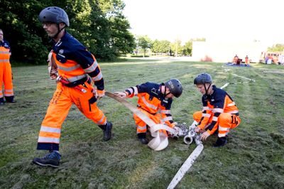 Det skal gå stærkt, når slangerne skal sluttes til og rulles ud, men det skal også gøres korrekt for at undgå strafpoint. ?foto: Tom Laursen