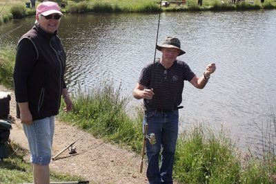Ægteparret Karin og Johnny Brønd fra Engesvang elsker at komme til fiskedag.