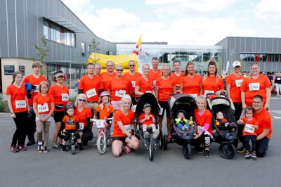 Ud over den lille familie fra Ikast, løb 23 øvrige familiemedlemmer med for at samle penge ind til hospitalsklovnene ved Klovneløbet i Herning. ?foto: Henrik Ole Jensen
