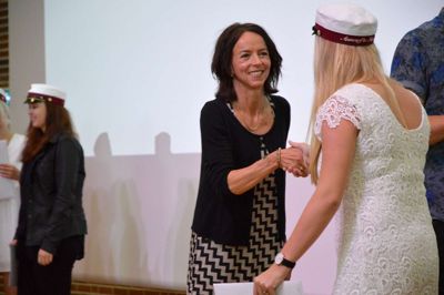 Rektor Marianne Dose Hvid trykkede alle 219 i hånden.