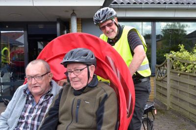Evald Asp fylder 75 år søndag den 3. juli - men holder sig aktiv på mange fronter. Som sognerådspolitker i Bording men også fysisk når han tager »de gamle« fra Kærmindeparken med på cykeltur- Her er det Jens Erik Kosgaard og Jeppe Christiansen der skal ud på oplevelser i den friske sommerluft ?foto Laila Kempel