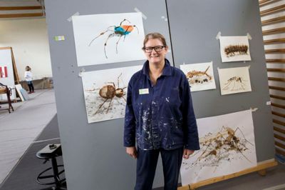 Tysk-irske Audrey Reilly har forelsket sig i Gludsted. Hun deltager ved kunstworkshoppen på friskolen. Hendes motiver for tiden er hentet fra det kriblende liv i skoven. ?Foto: Tom Laursen