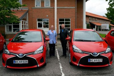 STS Biler i Ikast står for leverancen af de fem nye Toyota Yaris Hybrid-biler, som hjemmesygeplejen i Ikast skal kører i de næste fire år. Sygeplejerske Sanne Christensen og Flemming Madsen fra STS Biler er begge glade for leasingaftalen. Foto: Kim Krasuld