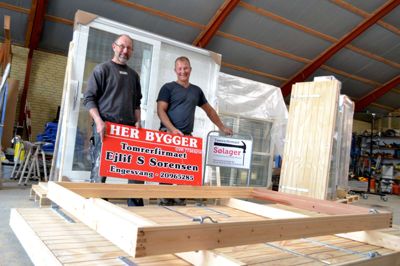Ejlif Sølager og Flemming Flensborg Hansen har i et stykke arbejdet sammen i byggefirmaet fra Engesvang men nu bytter de på papiret roller, men fortsætter parløbet ?foto laila kempel