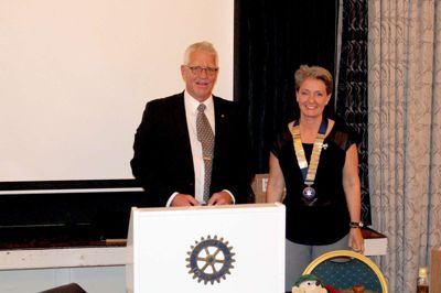 Ekspræsident Jens Axel Laugsen og den netop tiltrådte førstekvinde i Ikast Rotary Klub Anette Bjørnmose Morel ?foto privat