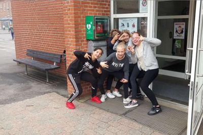 Eleverne på Vestre skal lære at redde liv og har ny fået deres egen hjertestarter ?foto privat