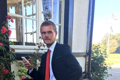 Emil Søgaard var med til at sikre Danmark bronzemedalje ved EM for hold. Her er Ikast-spilleren lige inden præmieoverrækkelsen iført sit landsholdsjakkesæt. ?Privatfoto