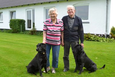 Johanne og Holger Olesen nyder livet på landet sammen med de to hunde Luna og Max foto Laila Kempel