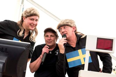 Opråberne ved bankospillet med svenskerflag og ditto hår. Tallene ved bankoen blev råbt op på jysk og straks oversat til svensk. Foto: Tom Laursen