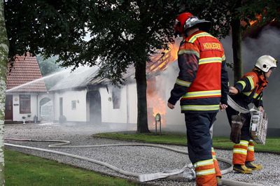 Brandfolk på arbejde ved ejendommen på Tyvkærvej 6 i Isenvad torsdag ved 14-tiden. ?Foto: Kim Kristensen