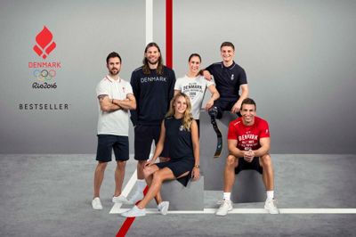 Bagest fra venstre ses de danske OL-deltagere Jan Ø. Jørgensen (badminton), Mikkel Hansen (håndbold), svømmeren Rikke Møller Pedersen og paraatleten Daniel Wagner Jørgensen, forrest tennisspilleren (og fanebærer) Caroline Wozniacki og kajakroeren René Holten Poulsen klædt i tøjet fra Bestseller ?PR-Foto